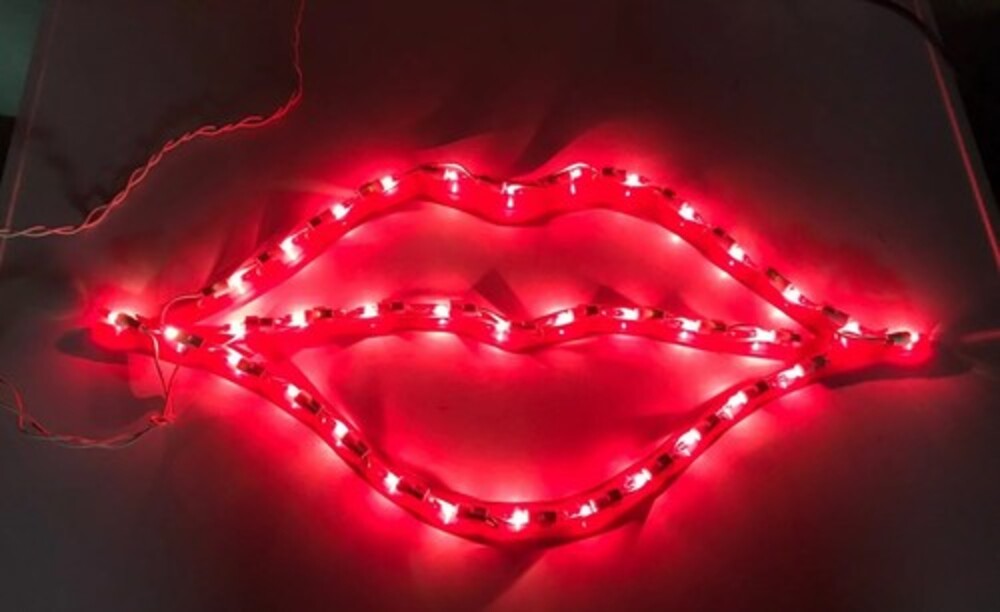 Red Lips Incandescent Light Sign Plastic Decoration About 21 X 10 Inches IMPACT